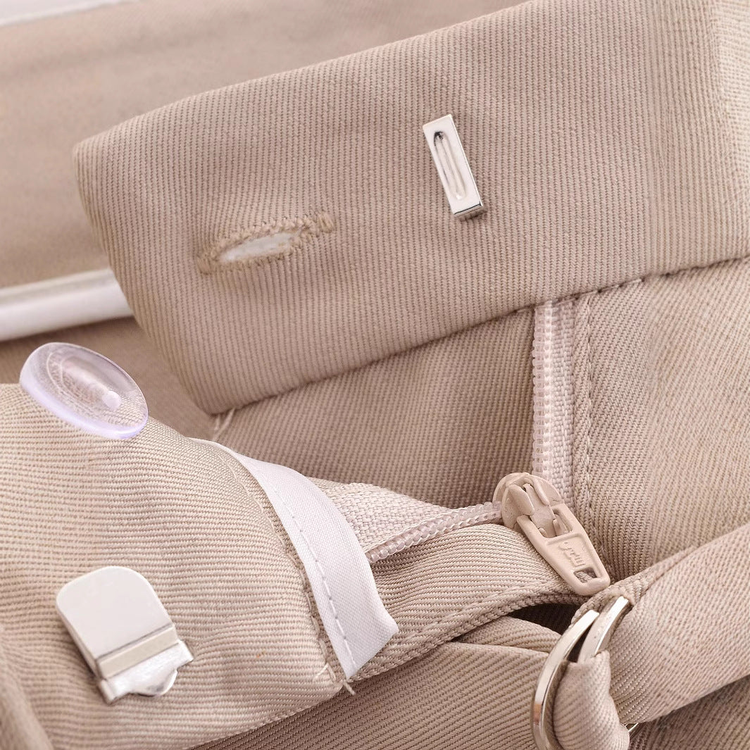 Pantaloni beige con cintura sottile e pieghe