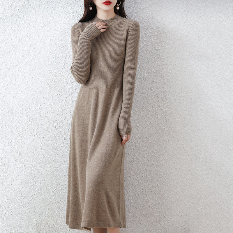 Abito midi in maglia con collo alto