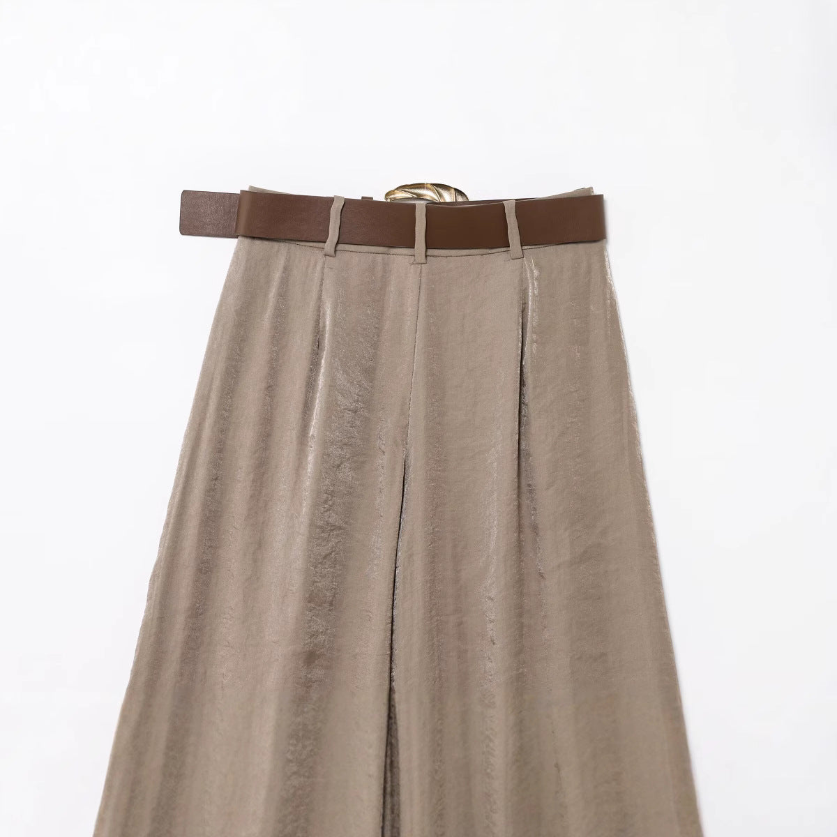 Pantaloni ampi satinati con cintura