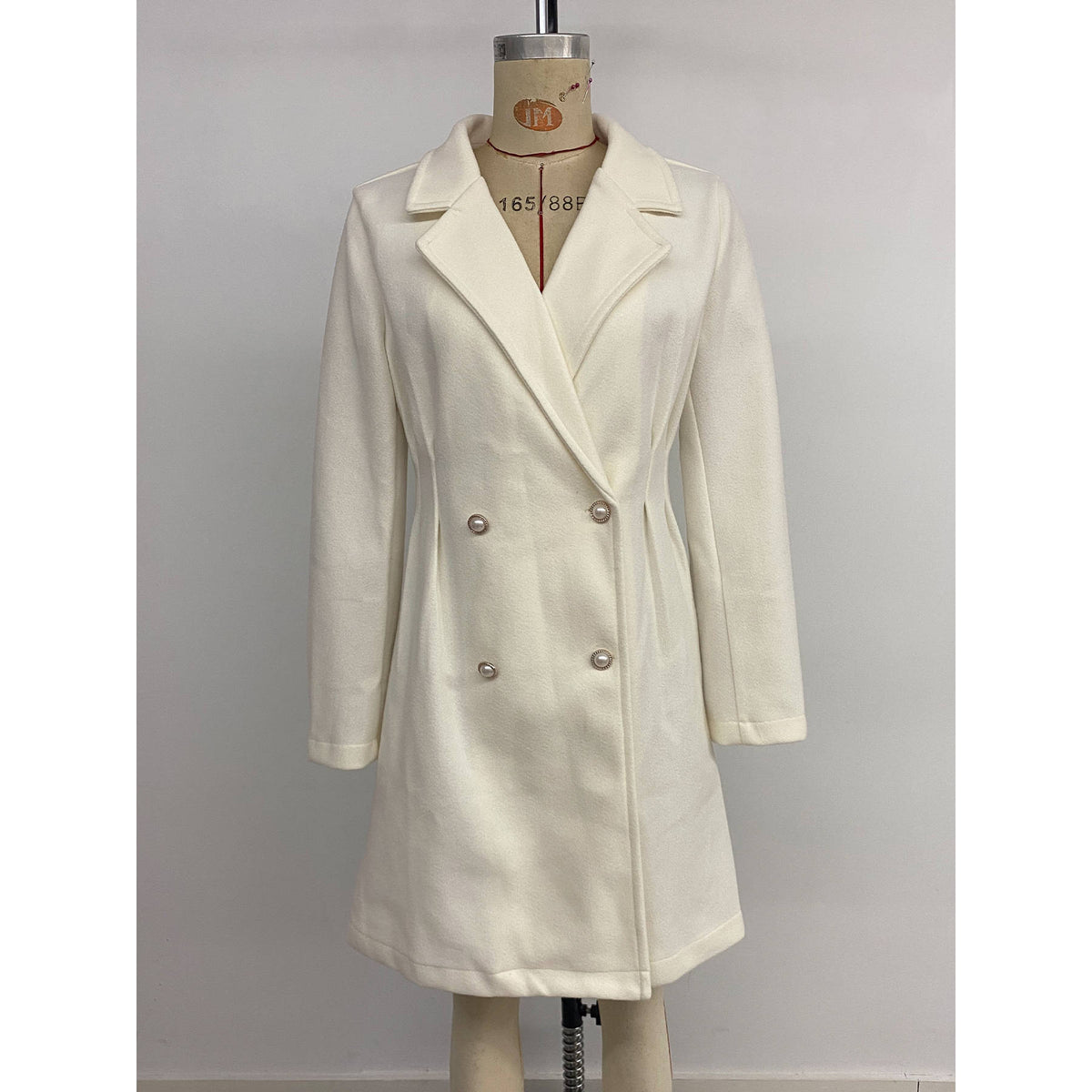Cappotto beige doppiopetto con revers