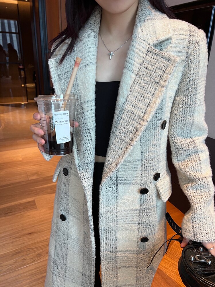 Cappotto lungo a quadri con bottoni a contrasto