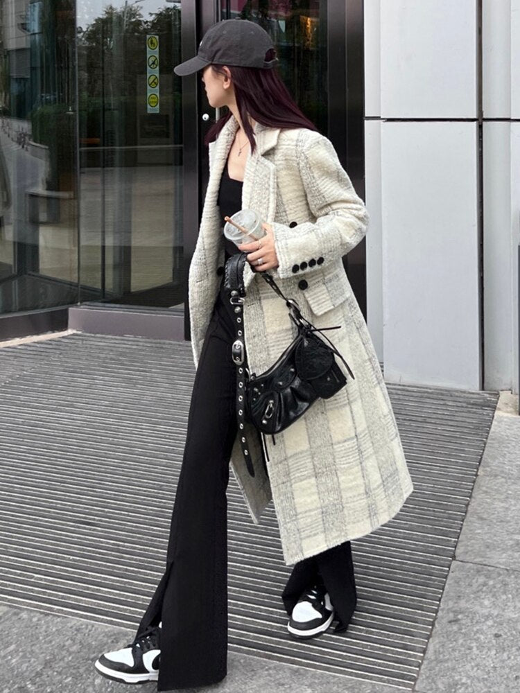 Cappotto lungo a quadri con bottoni a contrasto