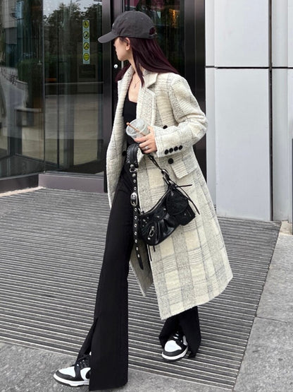 Cappotto lungo a quadri con bottoni a contrasto