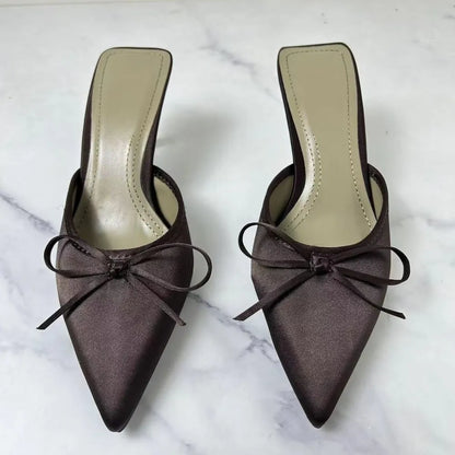 Mules marroni effetto satinato con fiocco