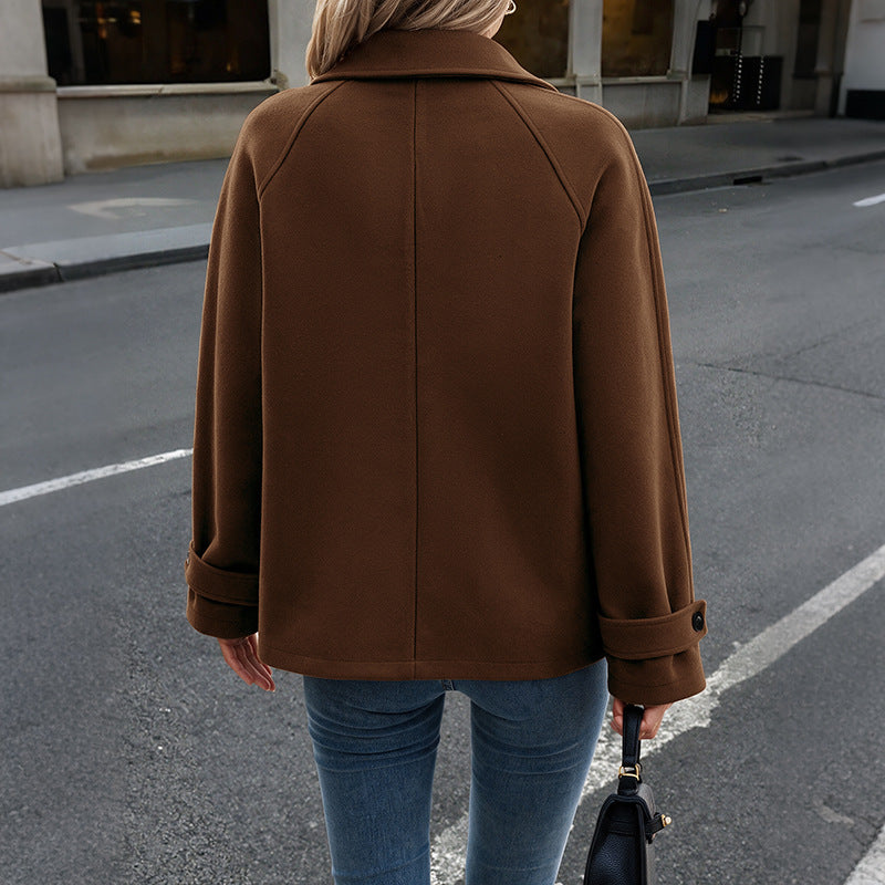 Cappotto marrone con colletto e tasche