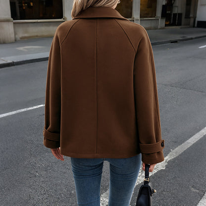 Cappotto marrone con colletto e tasche