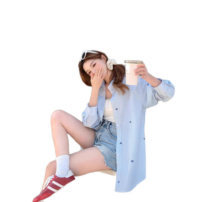 Camicia a righe azzurre con piccoli fiocchi