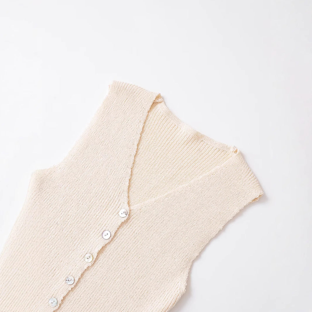 Gilet beige in maglia a coste con piccoli bottoni