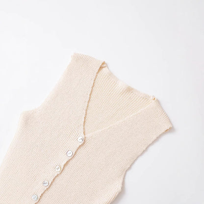 Gilet beige in maglia a coste con piccoli bottoni