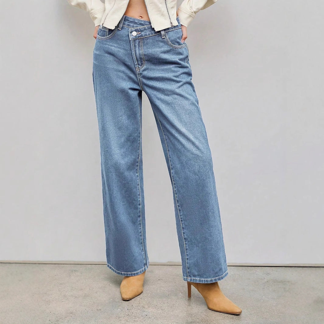 Jeans azzurri con chiusura asimmetrica