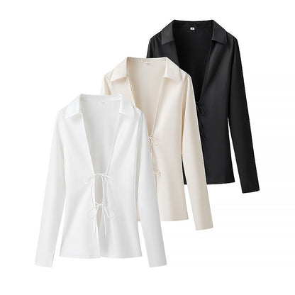 Blusa satinata con scollo a V e laccetti