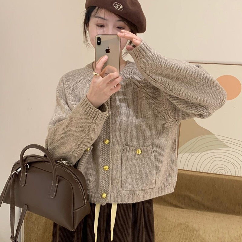 Cardigan con tasche e bottoni dorati