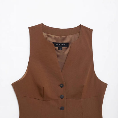 Gilet caramello con scollo a V e bottoni