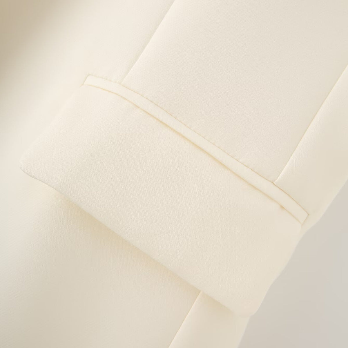 Gilet avorio lungo con bottone e tasche