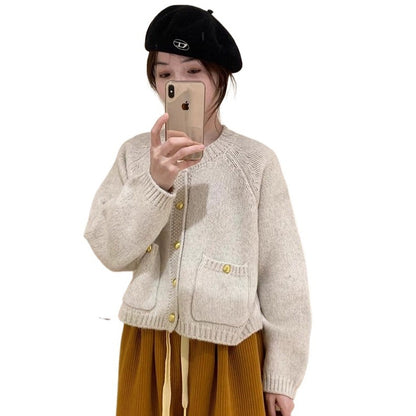 Cardigan con tasche e bottoni dorati