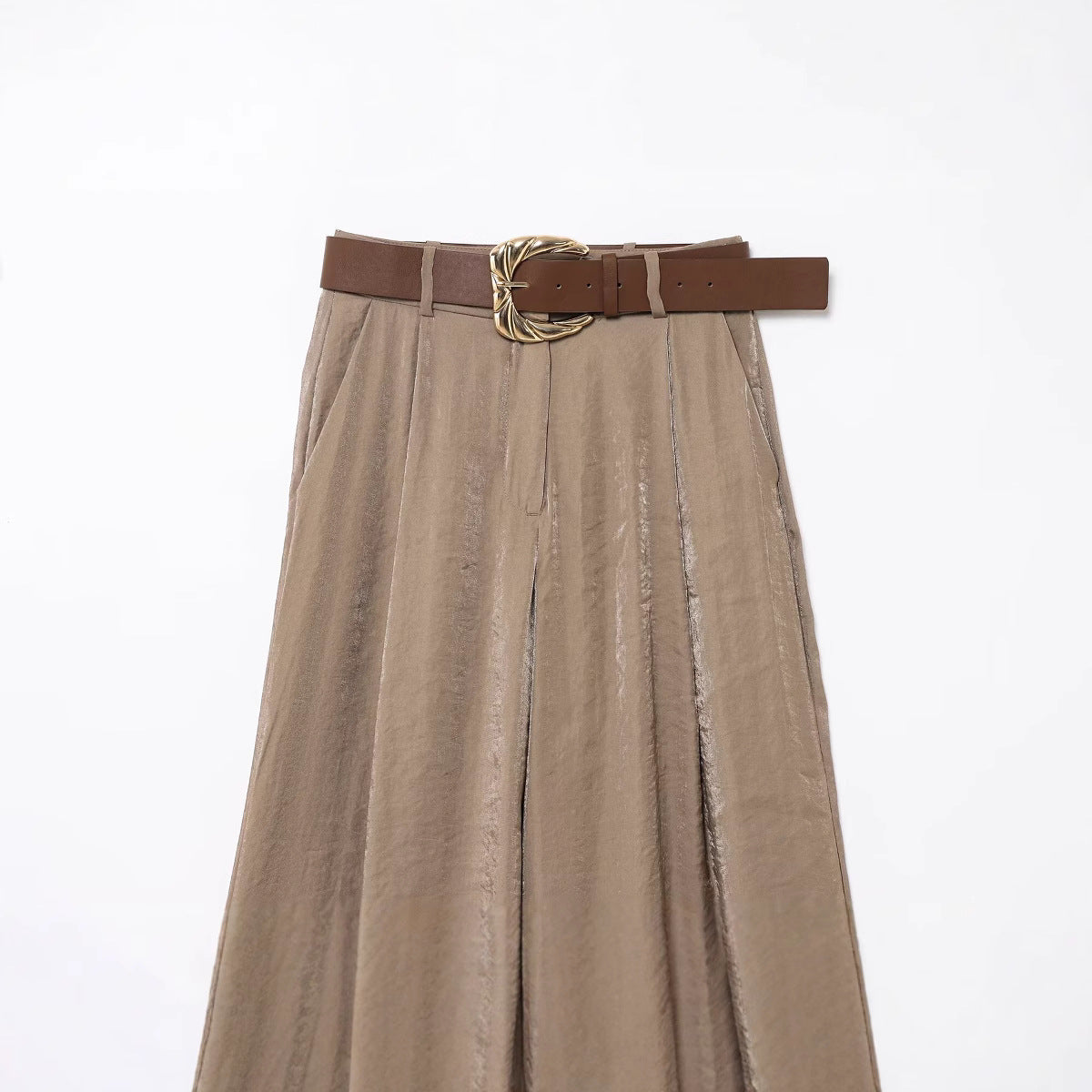Pantaloni ampi satinati con cintura