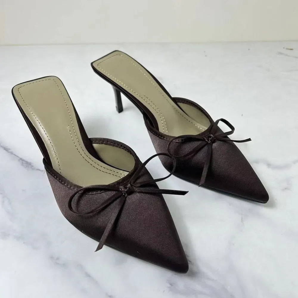 Mules marroni effetto satinato con fiocco