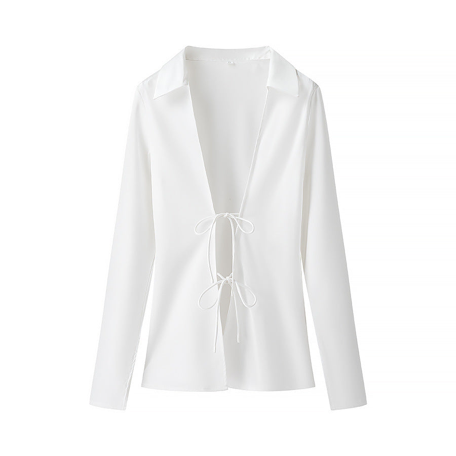 Blusa satinata con scollo a V e laccetti