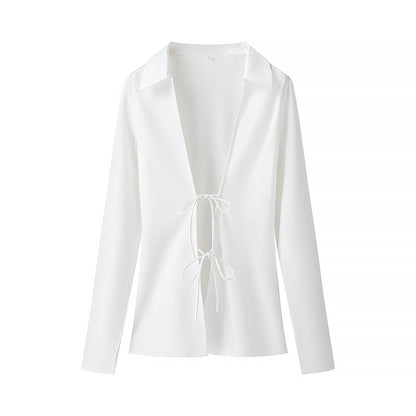 Blusa satinata con scollo a V e laccetti