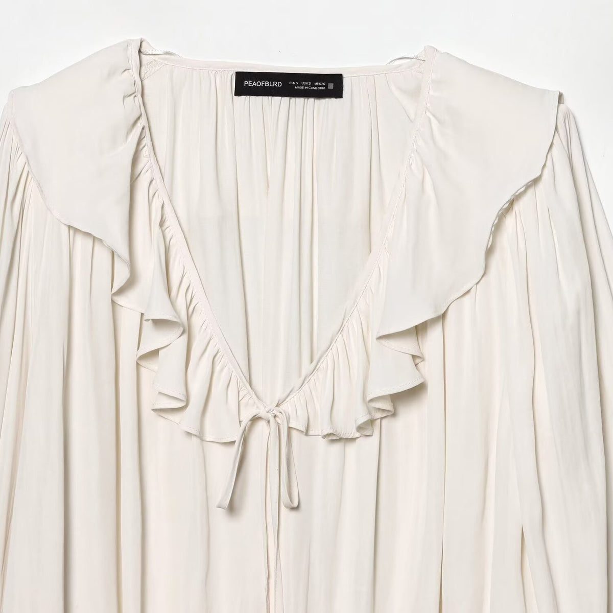 Blusa satinata con volant e maniche lunghe