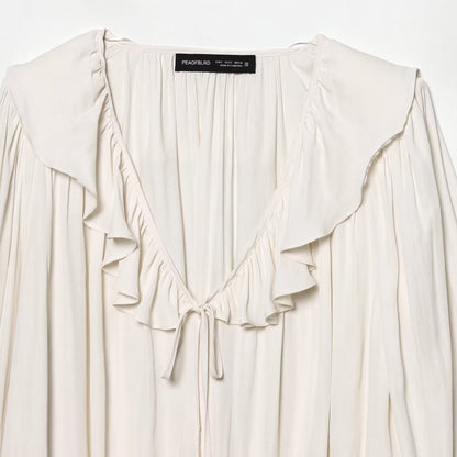 Blusa satinata con volant e maniche lunghe