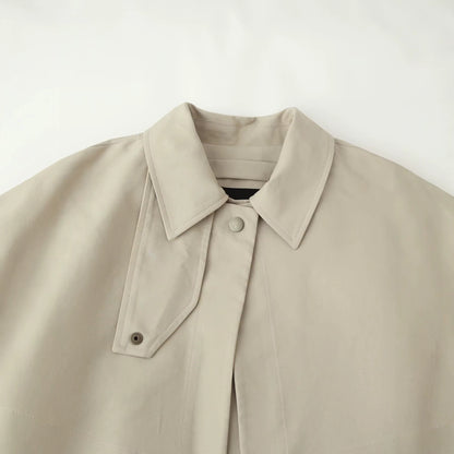 Trench lungo beige con mantellina