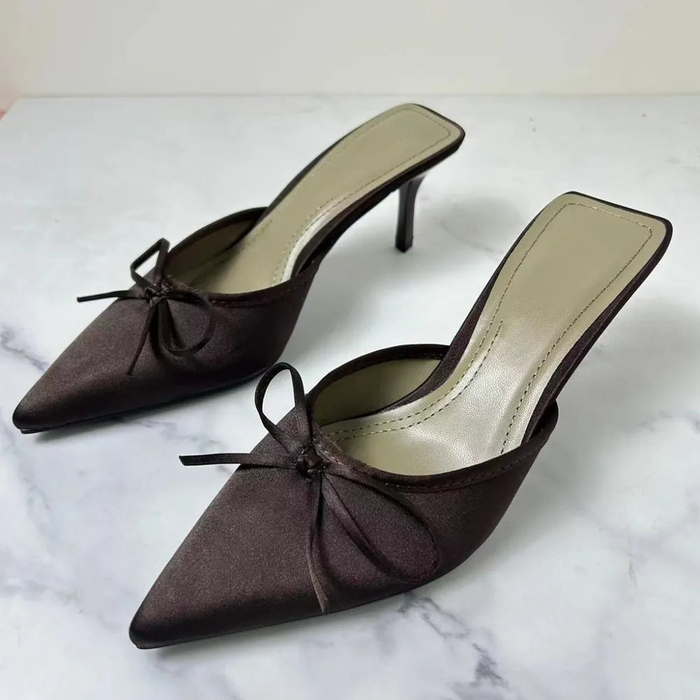 Mules marroni effetto satinato con fiocco