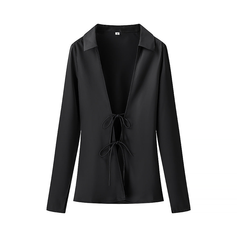 Blusa satinata con scollo a V e laccetti