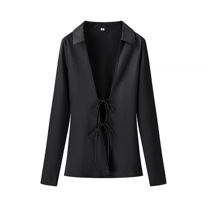 Blusa satinata con scollo a V e laccetti