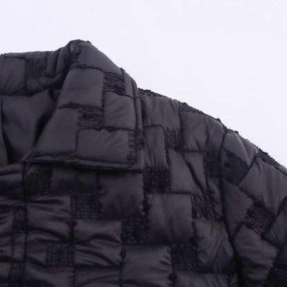 Trench lungo nero con motivo a quadri e cintura