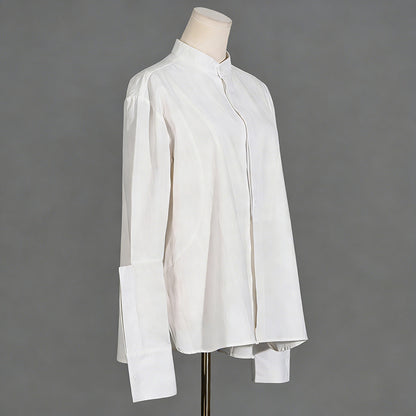 Camicia bianca a maniche lunghe dal taglio ampio