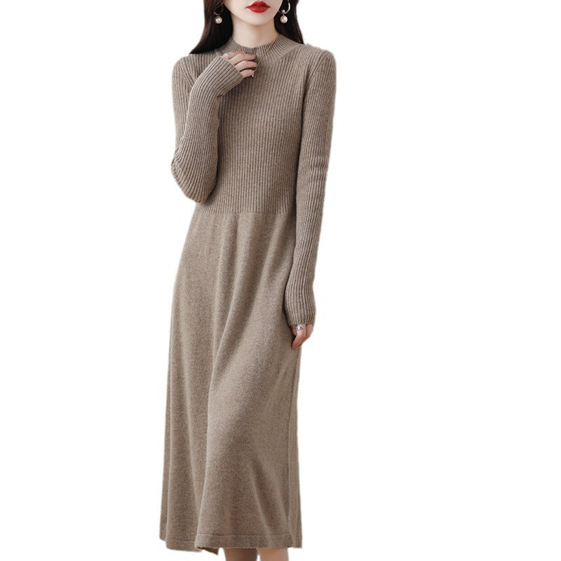 Abito midi in maglia con collo alto