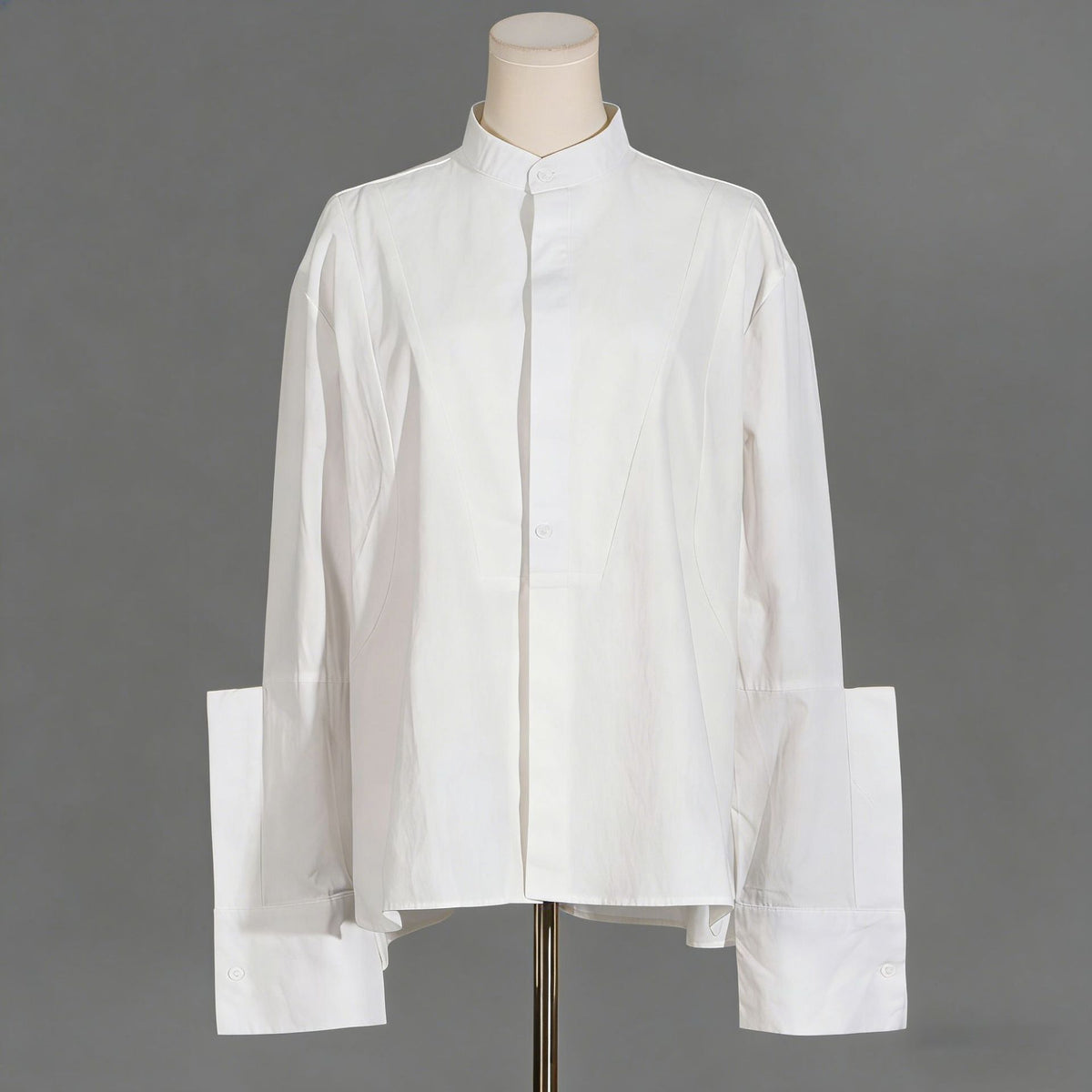 Camicia bianca a maniche lunghe dal taglio ampio