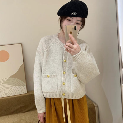 Cardigan con tasche e bottoni dorati