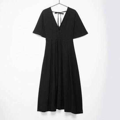 Abito midi nero con scollo a V