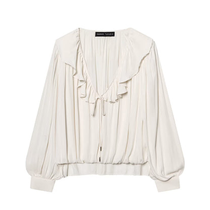 Blusa satinata con volant e maniche lunghe