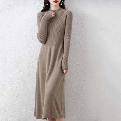 Abito midi in maglia con collo alto