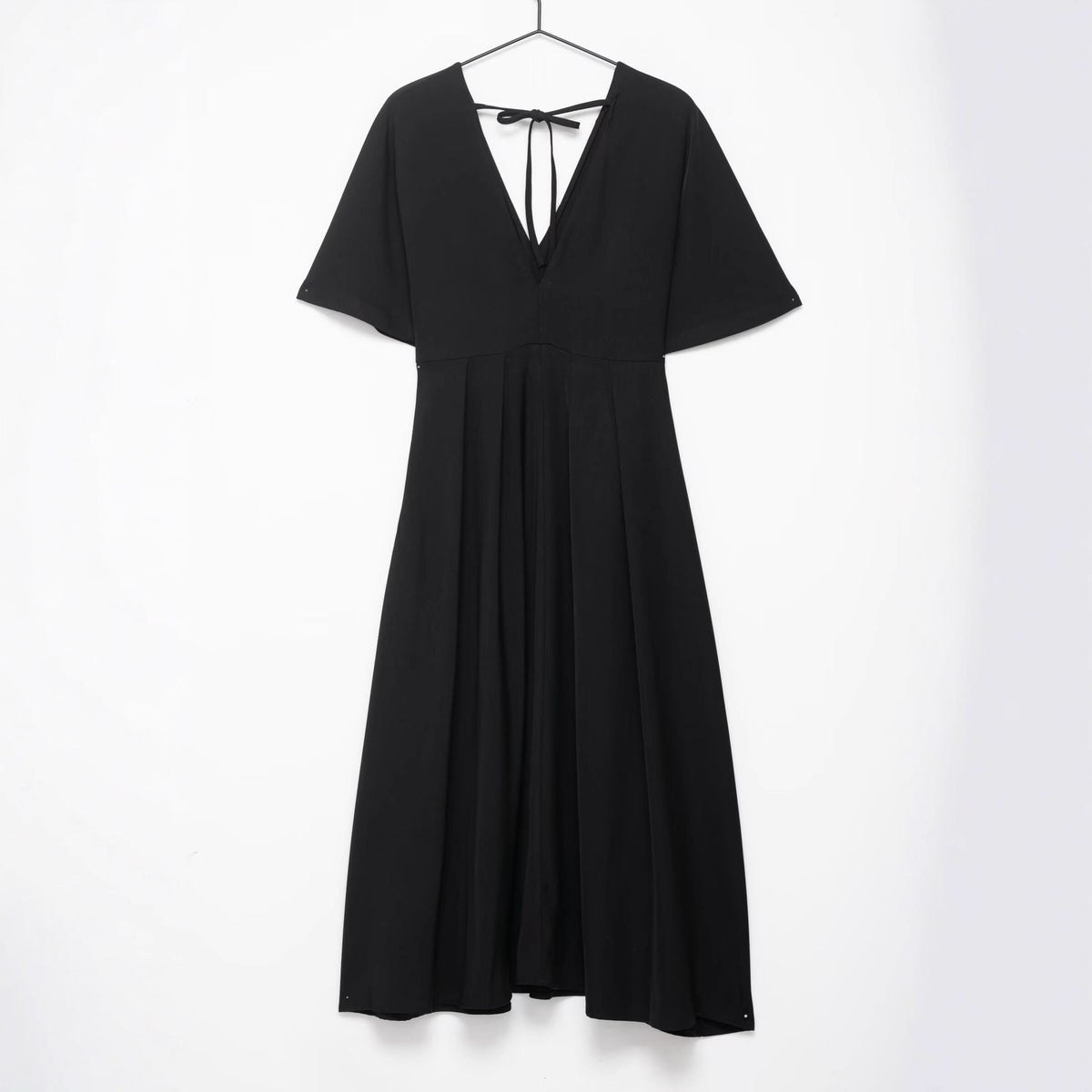 Abito midi nero con scollo a V