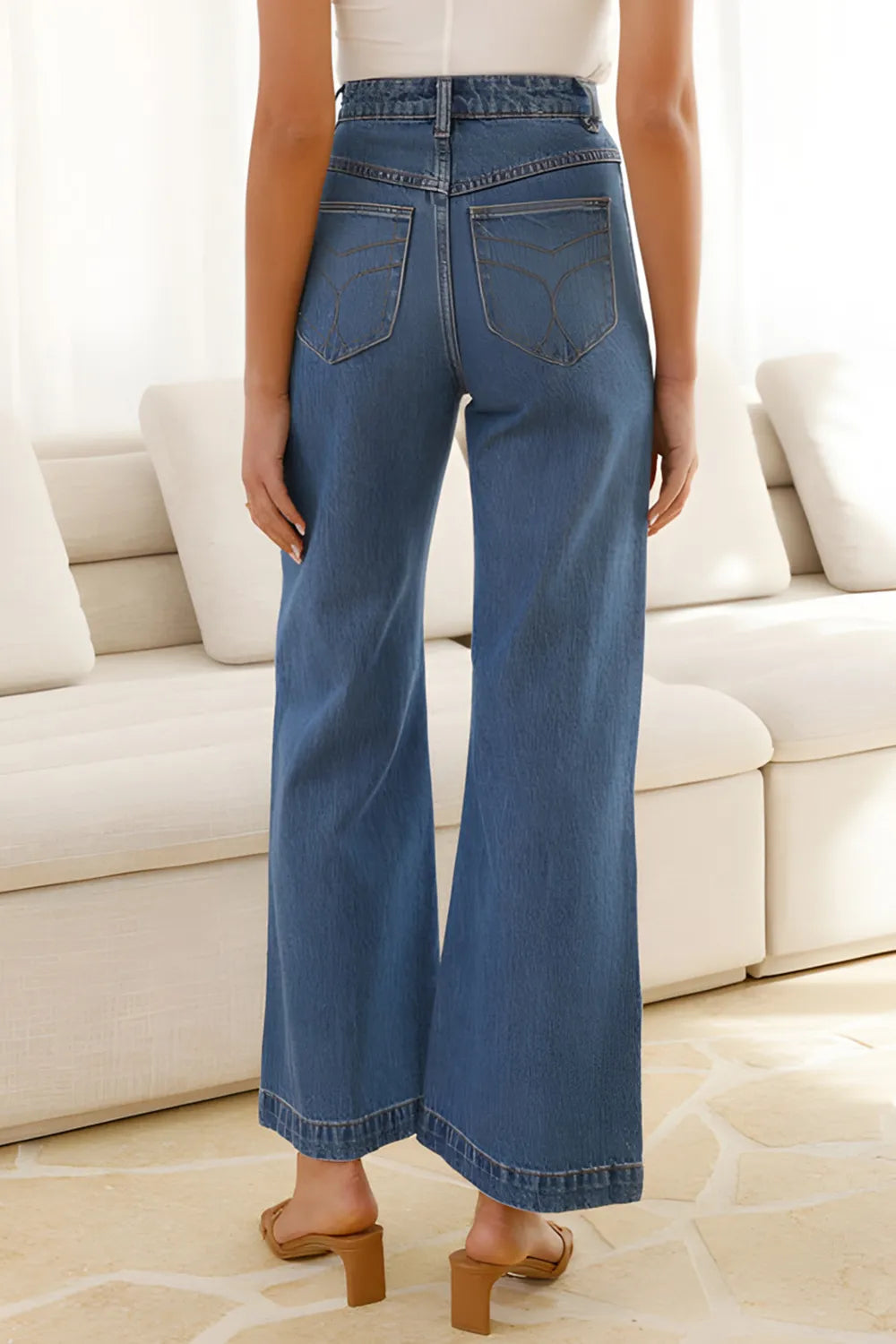 Jeans con tasche e chiusura a bottone