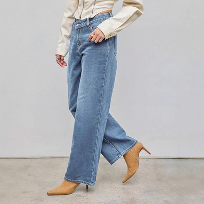 Jeans azzurri con chiusura asimmetrica