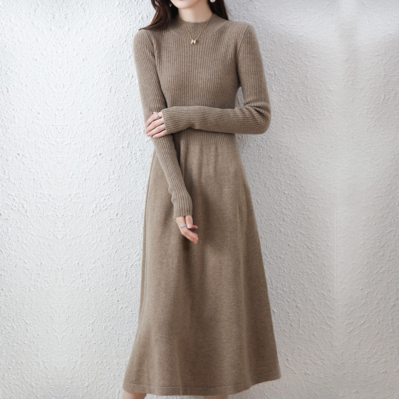 Abito midi in maglia con collo alto