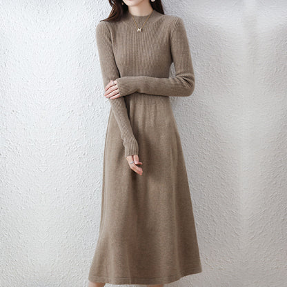 Abito midi in maglia con collo alto