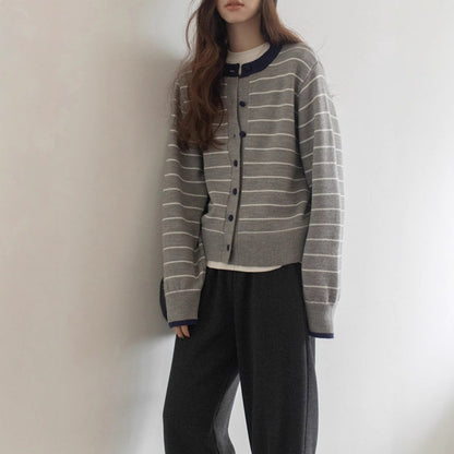 Cardigan a righe con bordi a contrasto