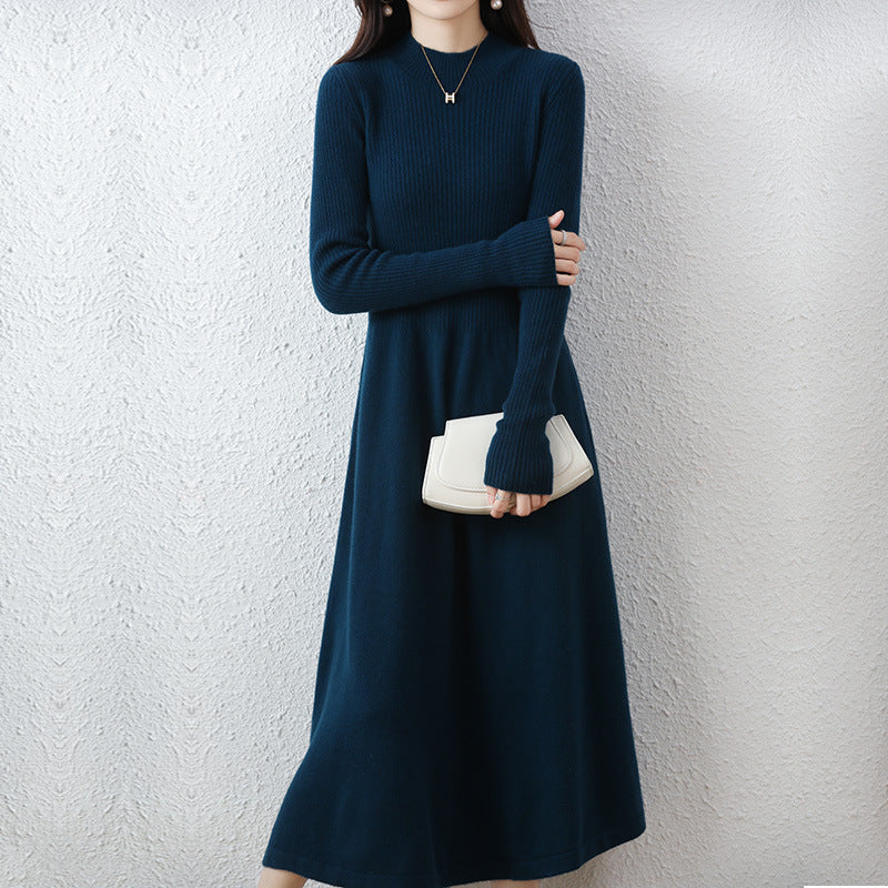 Abito midi in maglia con collo alto