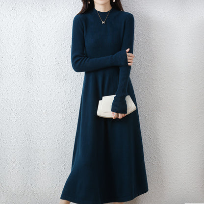 Abito midi in maglia con collo alto
