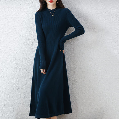 Abito midi in maglia con collo alto