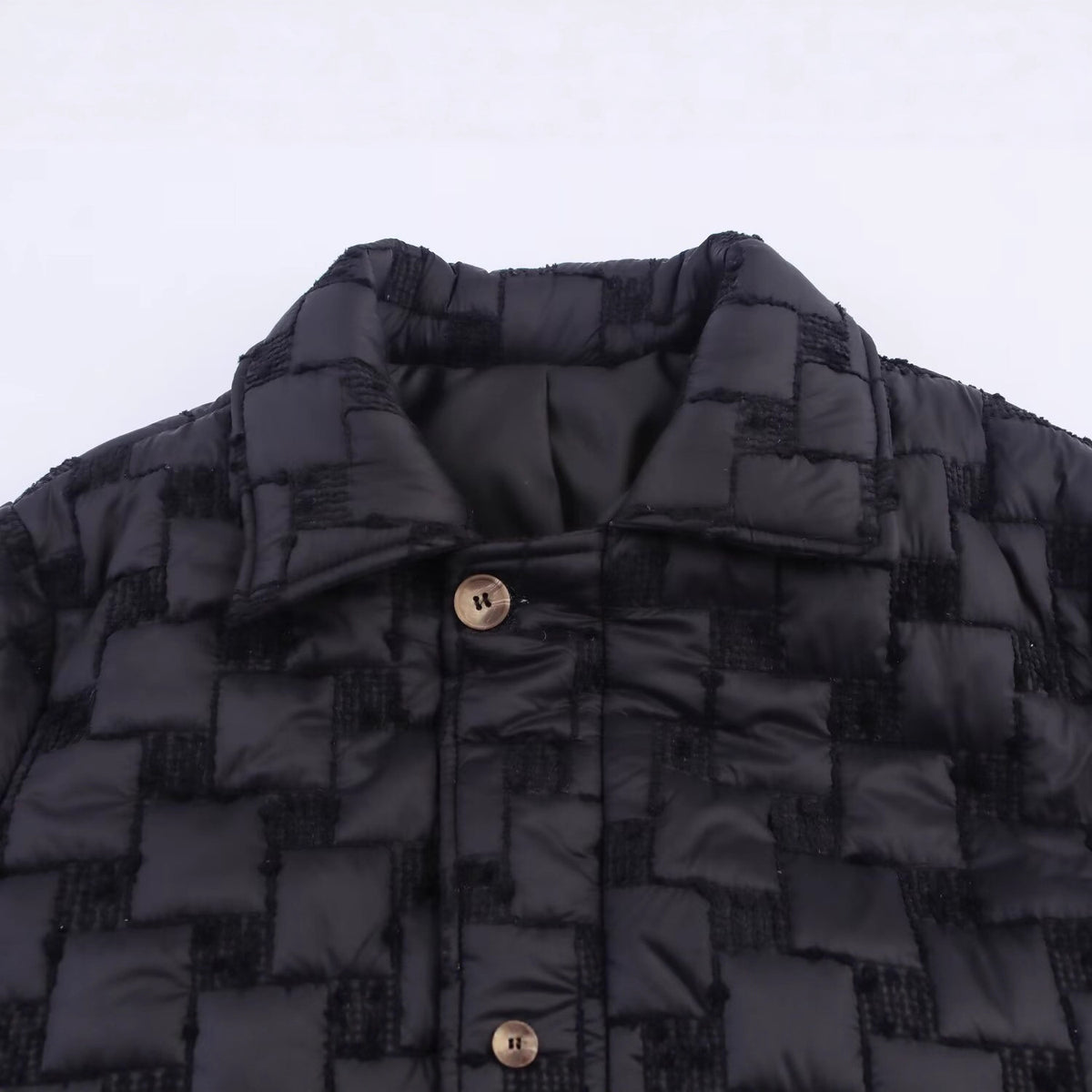 Trench lungo nero con motivo a quadri e cintura