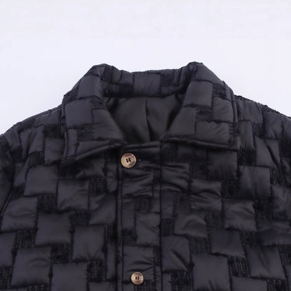 Trench lungo nero con motivo a quadri e cintura