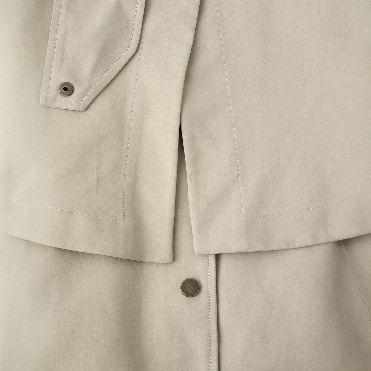 Trench lungo beige con mantellina