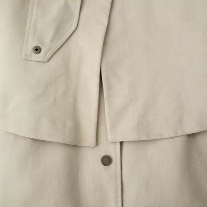 Trench lungo beige con mantellina